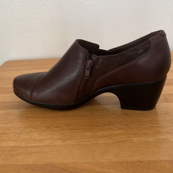 Clark’s Ultimate Comfort Collection Brown Side Zip 2 Inch Heel Booties Size 9 W - Picture 3 of 7